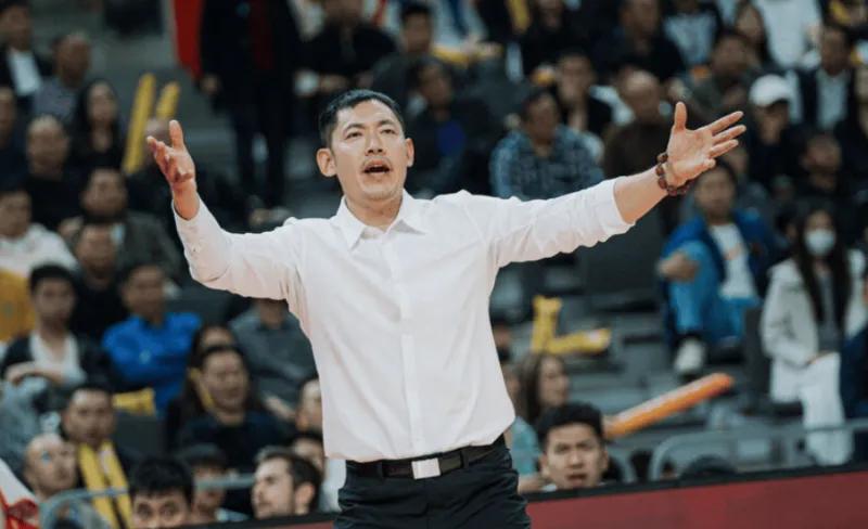 s15外围-输广州发布会！张庆鹏怒斥全队防守太软，不能赢一场就松懈！