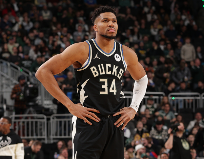 字母哥22+13+7伤退！雄鹿无缘23分逆转残阵掘金 近8战6败